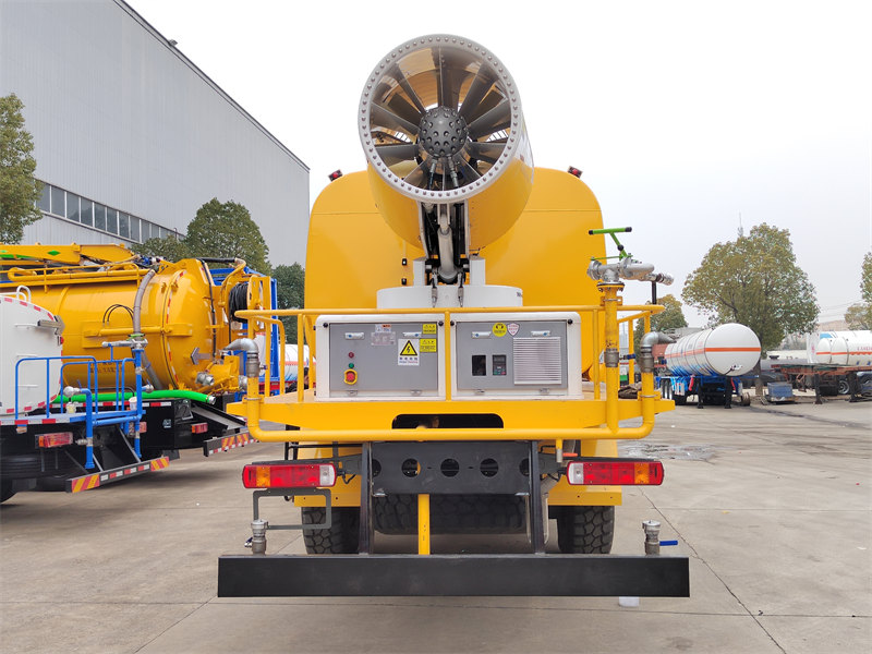 HOWO 4&times;4 off-road water truck