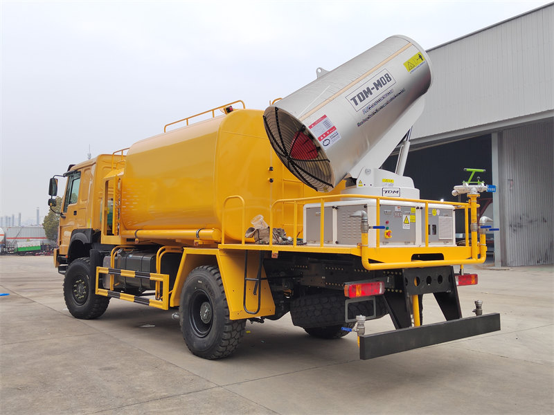 HOWO 4&times;4 water bowser truck