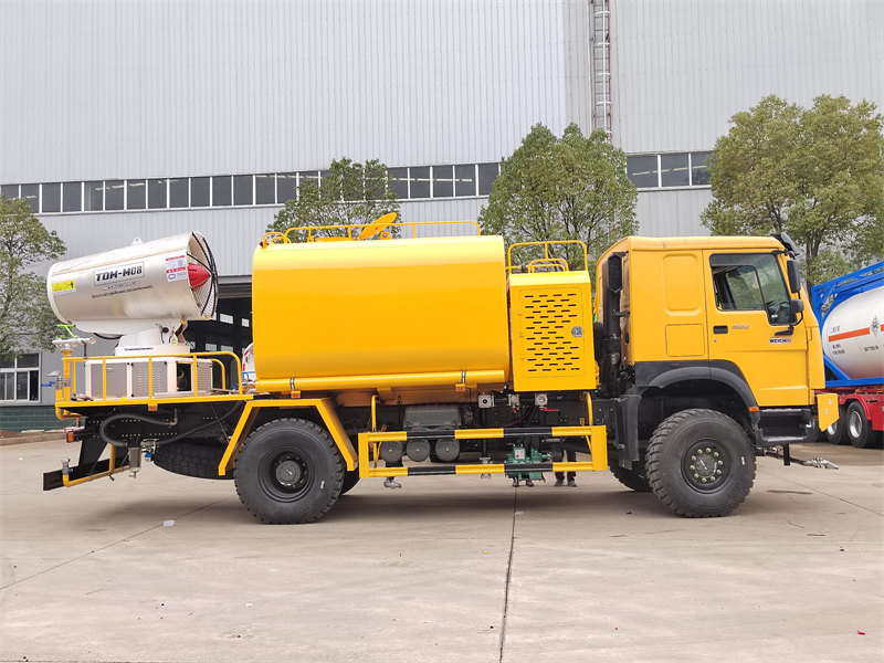 HOWO 4&times;4 off-road water sprinkler truck