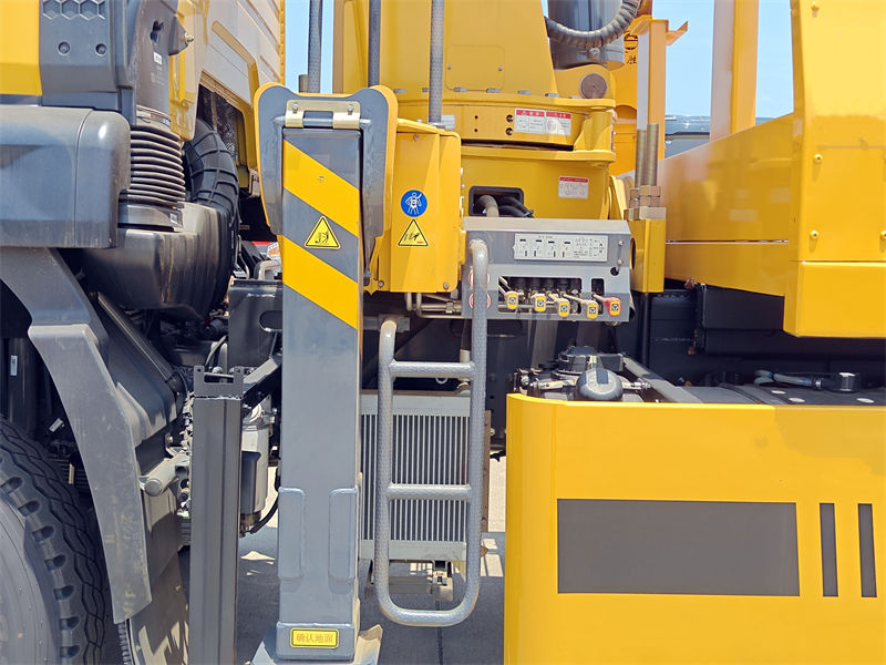 Howo flatbed tow truck with 8T crane Howo flatbed tow truck with 8T crane