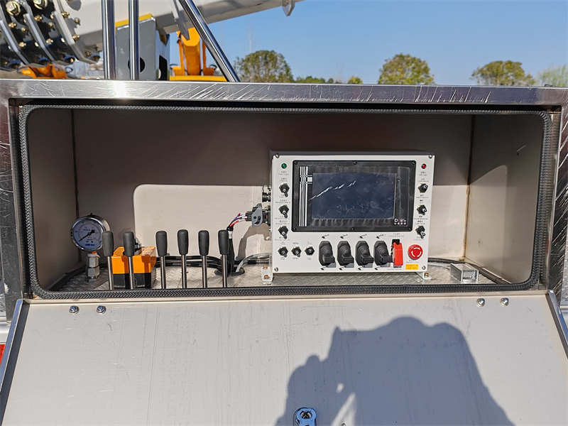 HOWO 4&times;2 aerial lift bucket truck