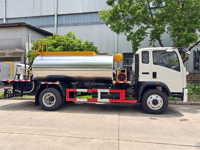  Howo light-duty asphalt distributor&nbsp;truck