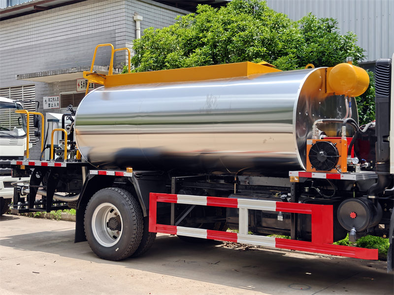  Howo light-duty asphalt distributor&nbsp;truck