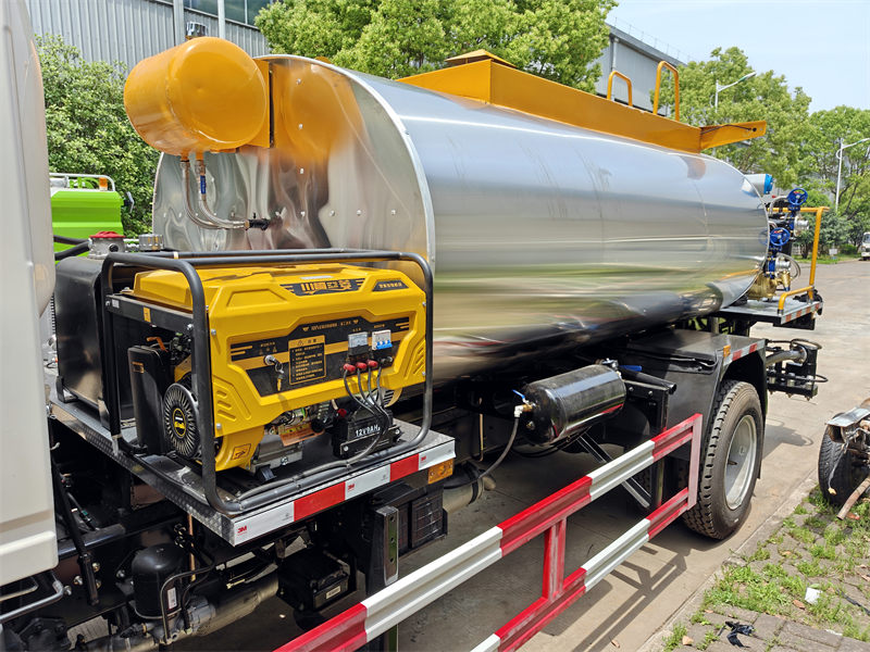  Howo light-duty asphalt distributor&nbsp;truck