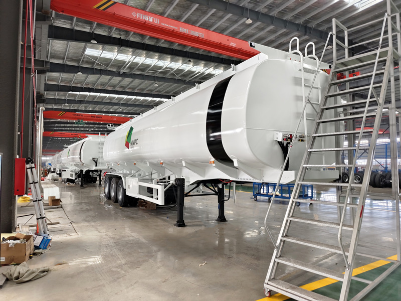 New 3-axle 39,000-liter fuel Storage Tank Trailer
