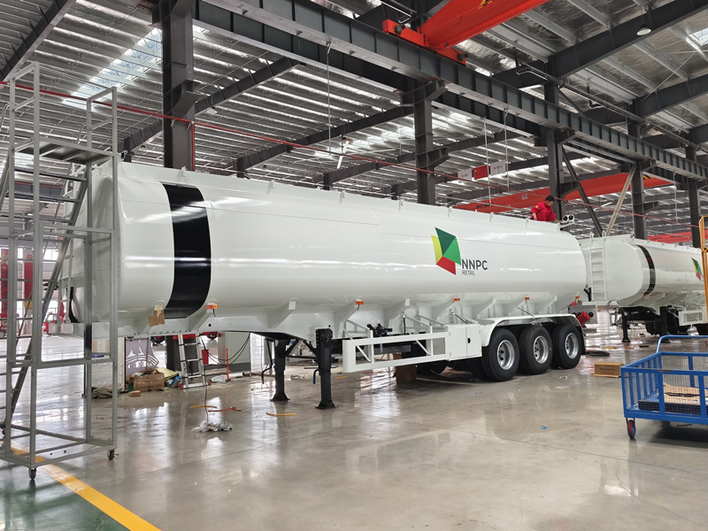 New 3-axle&nbsp;40000L&nbsp;fuel tank&nbsp;trailer