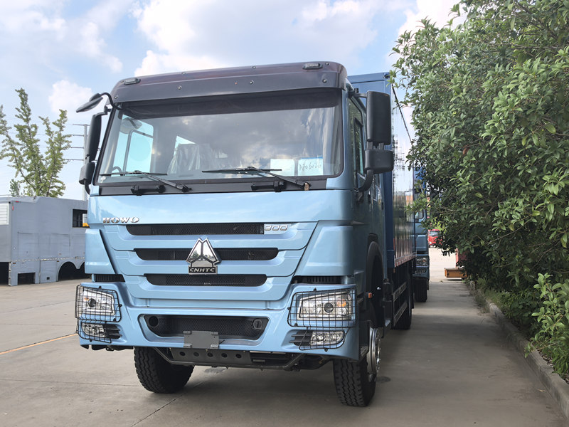 HOWO 4&times;2 cargo box van truck