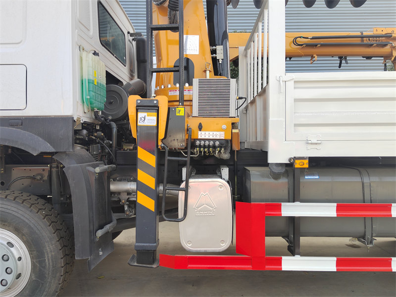 HOWO 6&times;6 off-road crane truck