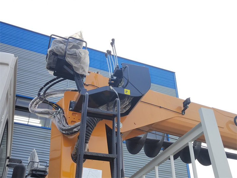 HOWO 6&times;6 truck with crane