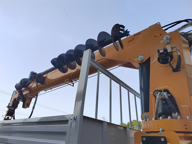 SINOTRUK HOWO 6&times;6 telescopic boom truck