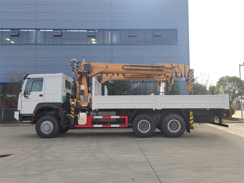 HOWO 6&times;6 boom crane truck
