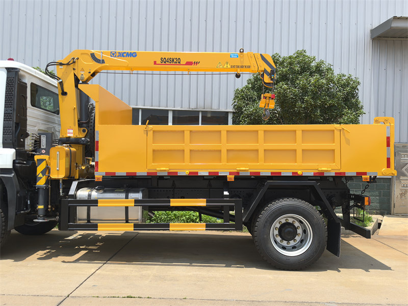 HOWO 4&times;2 truck with crane