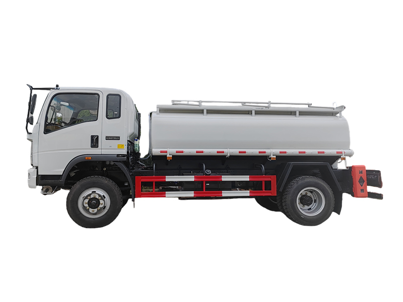 HOWO 4&times;4 6000 liters diesel bowser truck