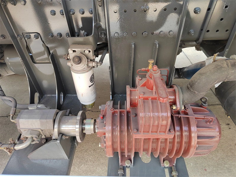 HOWO 4&times;4 vacuum tank pump truck