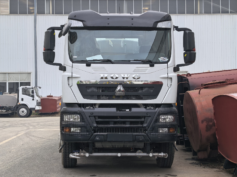 Water bowser on HOWO TX truck Water bowser on HOWO TX truck