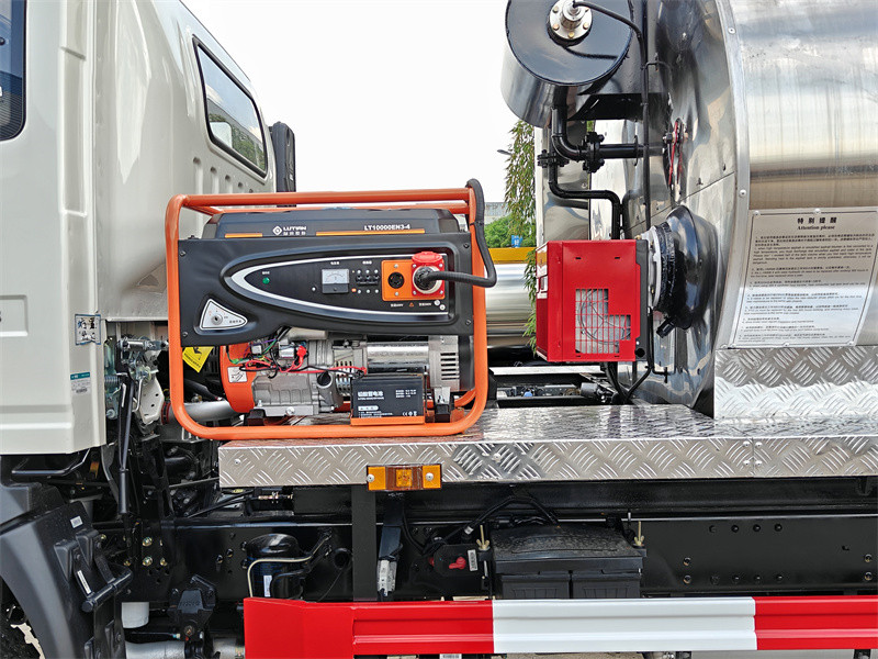 HOWO 5000L Asphalt Spreader Truck