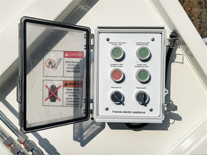 HOWO 6CBM trash compactor truck