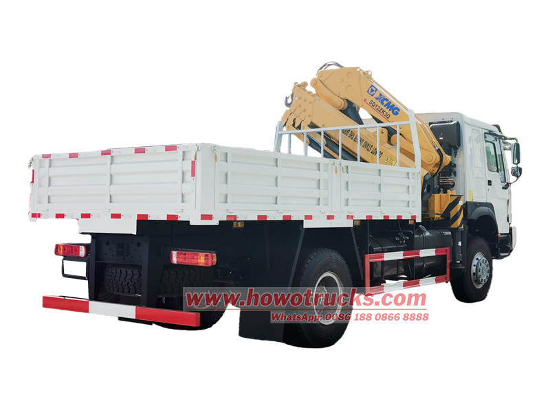 HOWO 4&times;4 truck mounted crane