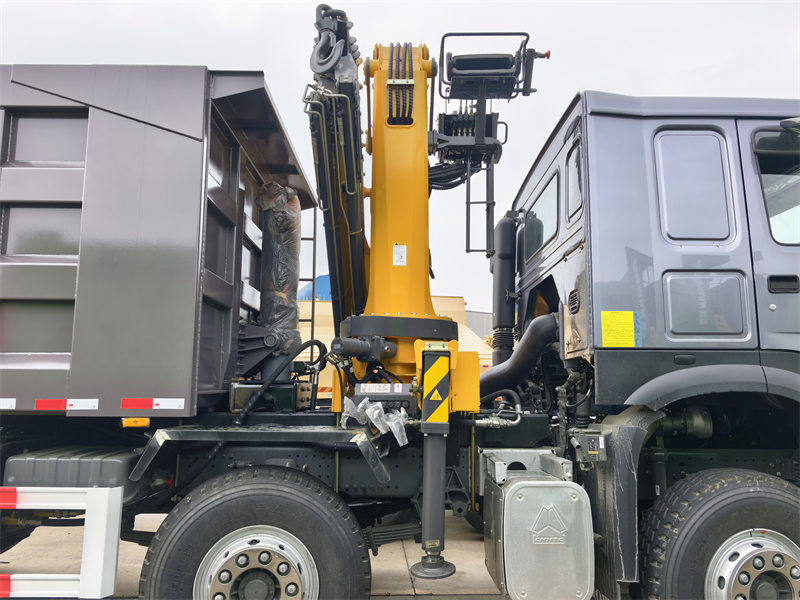 Howo 10x4 mining dumper truck with crane 