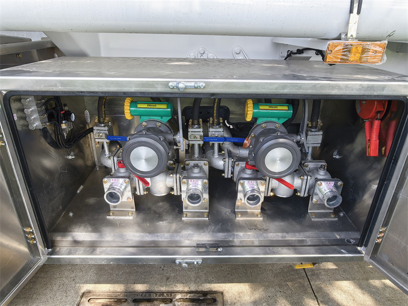 HOWO 20000L fuel tank truck
