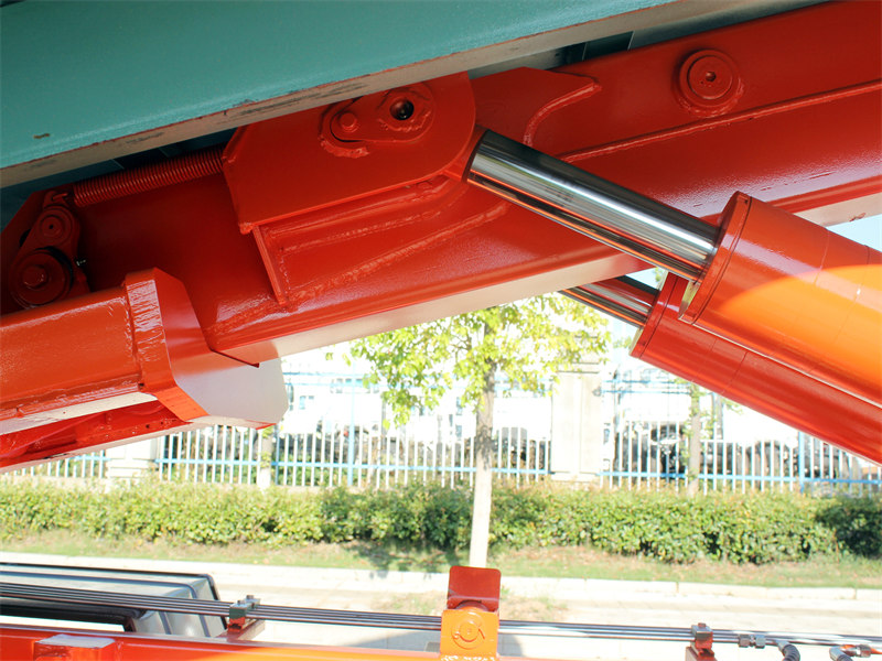 HOWO 220HP roll off hook lift truck